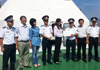 SGGP calls on and give cash to coast guards in the central city of Da Nang (Photo:SGGP) SGGP calls on and give cash to coast guards in the central city of Da Nang (Photo:SGGP)
